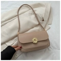 Detail van beige schoudertas met een gepolijste gouden ronde draaisluiting erop - Khaki
