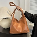 Borsa hobo marrone capiente con tracolla regolabile e cuciture minimaliste raffinate - Marrone