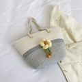 Secchiello intrecciato estivo bicolore bianco e grigio con fiore giallo e nappe - Grigio