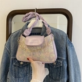 Paarse jacquard schoudertas met lederen flap en bloemvormige metalen ketting - Paars