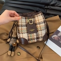 Retro-Eimertasche mit Karomuster in Braun, Lederbesatz und süßem Hasenanhänger - Mit Anhänger / Braun
