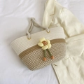 Borsa tote intrecciata a mano con ciondolo girasole in beige e kaki a contrasto - Cachi