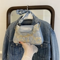 Lichtblauwe vintage jacquard schoudertas met gouden bloemketting en zijden borduur - Blauw