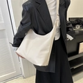 Borsa hobo bianca minimalista in pelle con tracolla regolabile e cuciture decorative - Bianco