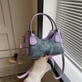 Borsa a spalla viola lavanda con patchwork in denim e dettagli in metallo dorato - Viola