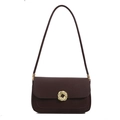 Elegante borsa sottospalla in pelle marrone scuro con fibbia dorata su sfondo bianco - Marrone