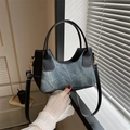 Borsa sottobraccio minimalista in denim blu e pelle nera con dettagli dorati - Nero