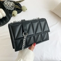 Borsa a tracolla trapuntata nera da donna con catena d'argento e chiusura a fibbia - Nero