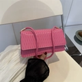 Piccola borsa a tracolla in pelle verniciata rosa a pieghe con hardware dorato - Rosa intenso