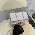 Petit sac bandoulière blanc effet crocodile avec des finitions en métal doré chic - Blanc
