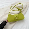 Limettengrüne minimalistische Achseltasche aus glattem PU-Leder mit Metallschnalle - Grün