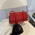 Sac à bandoulière rouge brillant avec plis ondulés et finitions dorées élégantes - Rouge