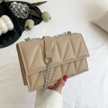 Borsa a spalla trapuntata beige con cuciture geometriche e tracolla a catena argento - Cachi