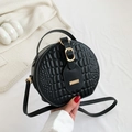 Sac bandoulière rond noir à texture crocodile avec boucle en métal doré chic - Noir