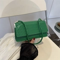 Sac baguette plissé vert chic avec texture brillante et fine bandoulière - Vert