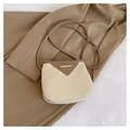 Detalle de bolso cubo de cuero bicolor con elegante adorno de barra de metal dorado - Blanco