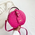 Sac à main rond rose avec motif crocodile et détails en métal doré - Rouge Rose