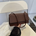 Borsa a spalla rettangolare marrone con trama a pieghe e chiusura metallica chic - Marrone