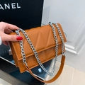 Sac bandoulière matelassé caramel avec chaîne argentée chic et coutures en forme de V - Marron