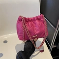 Modische rosafarbene gesteppte Beuteltasche mit goldener Kette und Rautenmuster - Rosenrosa