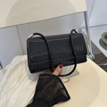 Sac à épaule noir chic avec texture plissée verticale et boucle métallique dorée élégante - Noir