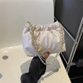 Schicke cremefarbene Stepp-Eimertasche mit Goldkette und Metallkugel-Detail - Weiß