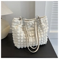 Borsa tote bianca testurizzata a bolle con catena argentata e doppi spallacci di tendenza - Bianco
