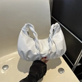 Borsa bianca a pieghe stile dumpling con manico intrecciato per il look estivo - Bianco
