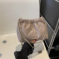 Taupefarbene gesteppte Beuteltasche mit Goldkette und eleganter weicher PU-Ledertextur - Khaki