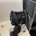 Schwarze gesteppte Eimertasche aus Leder mit goldener Kette und Zierkugel-Anhänger - Schwarz