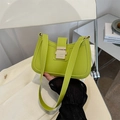 Bolso de hombro tipo silla en cuero verde lima con hebilla metálica y correa larga - Verde