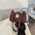 Bolso de hombro minimalista de cuero PU marrón oscuro con hebilla dorada cuadrada - Marrón