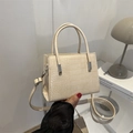 Elegante beigefarbene Handtasche mit Krokodilmuster, Doppelgriffen und schmalem Schultergurt - Weiß