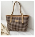 Macro-opname van de houndstooth-textuur en lederen branding op de grote draagtas - Khaki