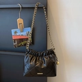 Schwarze gesteppte Lederschultertasche mit Goldkette und gerafftem Kordelzug-Design - Schwarz
