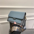 Bolso bandolera azul y gris mate con correa ancha de patrón YSL y herrajes dorados - Azul