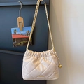 Gesteppte cremefarbene Schultertasche mit goldener Kette und Kugelanhänger - Cremeweiß