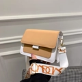 Bolso bandolera pequeño en ecocuero blanco y ocre con una correa ancha de grafismos - Caqui