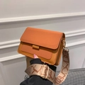 Bolso bandolera de tela naranja y cuero con correa ancha de patrón abstracto - Marrón