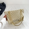 Metallic gouden shopper met gewatteerd ruitpatroon en ketting schouderband - Goud