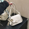 Piccola borsa quadrata in pelle bianco crema con foulard e tracolla regolabile - Bianco
