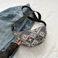 Ethno-Beuteltasche mit geometrischem Webmuster und schwarzem Nylon-Schultergurt - Schwarz