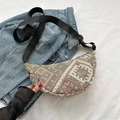 Böhmische Halbmond-Tasche mit geometrischem Webmuster und verstellbarem Nylon-Gurt - Grün