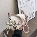 Elegante borsa a tracolla color crema e rosa con foulard decorativo in seta sulla tracolla - Bianco e Rosa