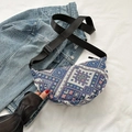 Bunte geometrische Jacquard-Tasche mit verstellbarem Riemen auf Jeansstoff präsentiert - Blau