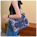 Detail der geometrisch gewebten Tragetasche mit HOOTO-Patch und Metallkettenriemen - Blau