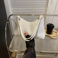 Elegante bolso de hombro blanco plisado con herrajes dorados y asas redondas modernas - Blanco