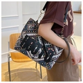 Detailansicht der Ethno-Canvas-Tasche mit geometrischen Mustern und H0010-Aufnäher - Schwarz