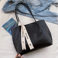 Große schwarze strukturierte Tote-Bag mit modischem Band und doppelten schmalen Riemen - Schwarz