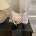 Bolso de hombro plisado rosa con herrajes dorados y elegante textura satinada - Rosa
